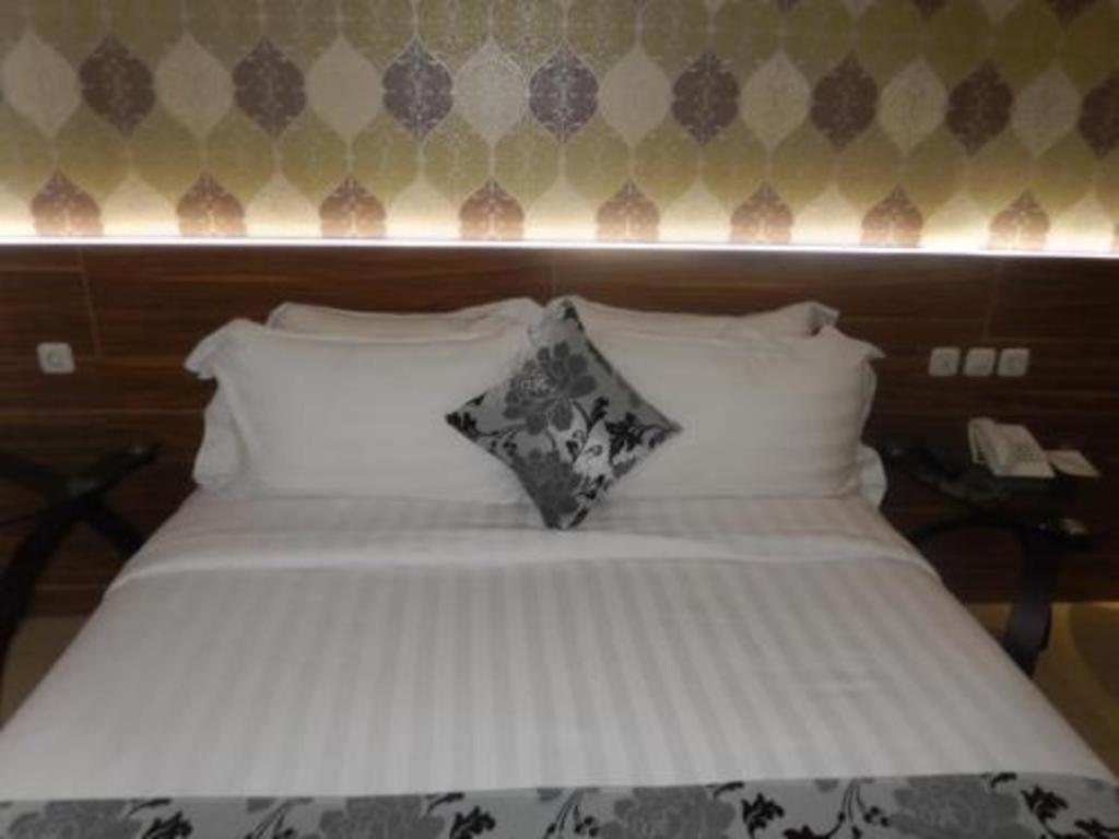 Grand Amira Solo, Azana Collection