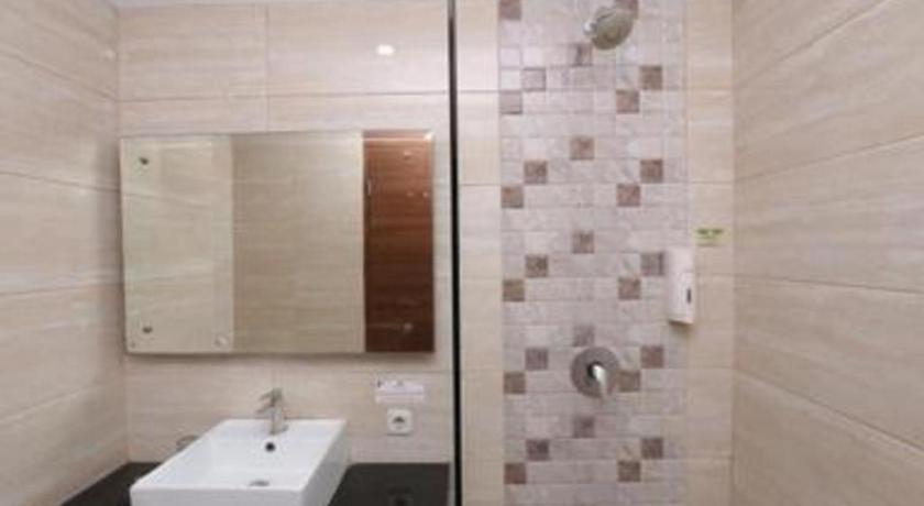 Grand Amira Solo, Azana Collection Surakarta (Solo)