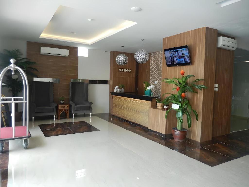 Grand Amira Solo, Azana Collection Hotel 2*